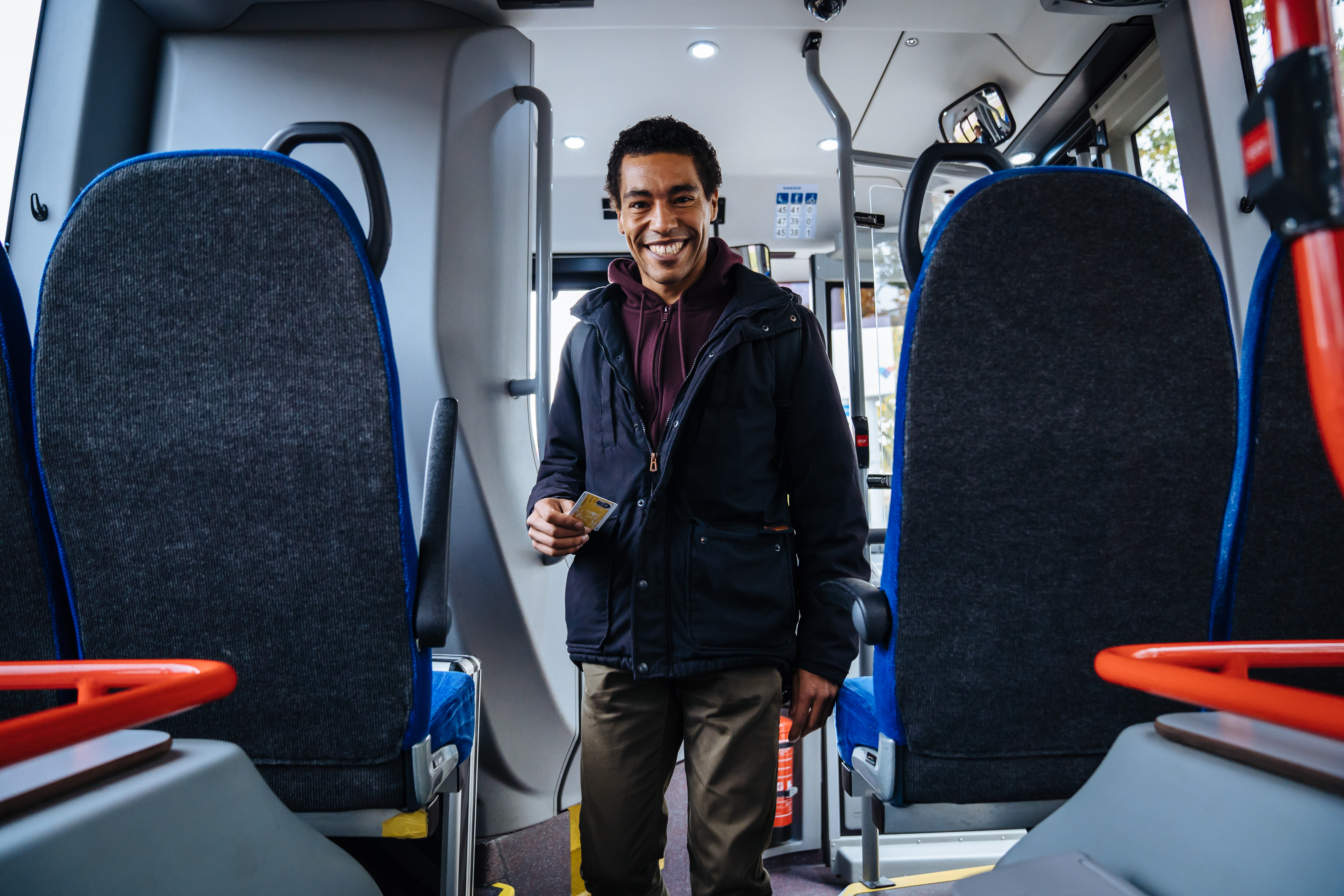 Meneer zoekt zitplaats in de bus