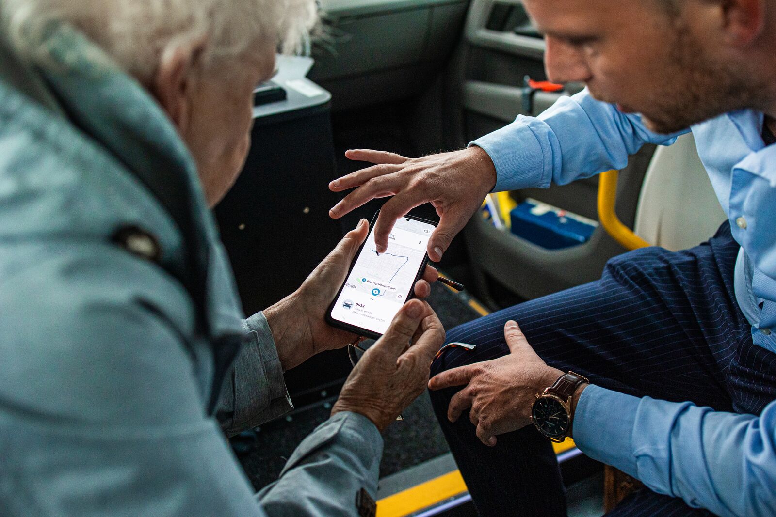 Chauffeur legt openbaar vervoer uit aan een wmo-reiziger