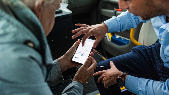 Chauffeur legt openbaar vervoer uit aan een wmo-reiziger Chauffeur legt openbaar vervoer uit aan een wmo-reiziger