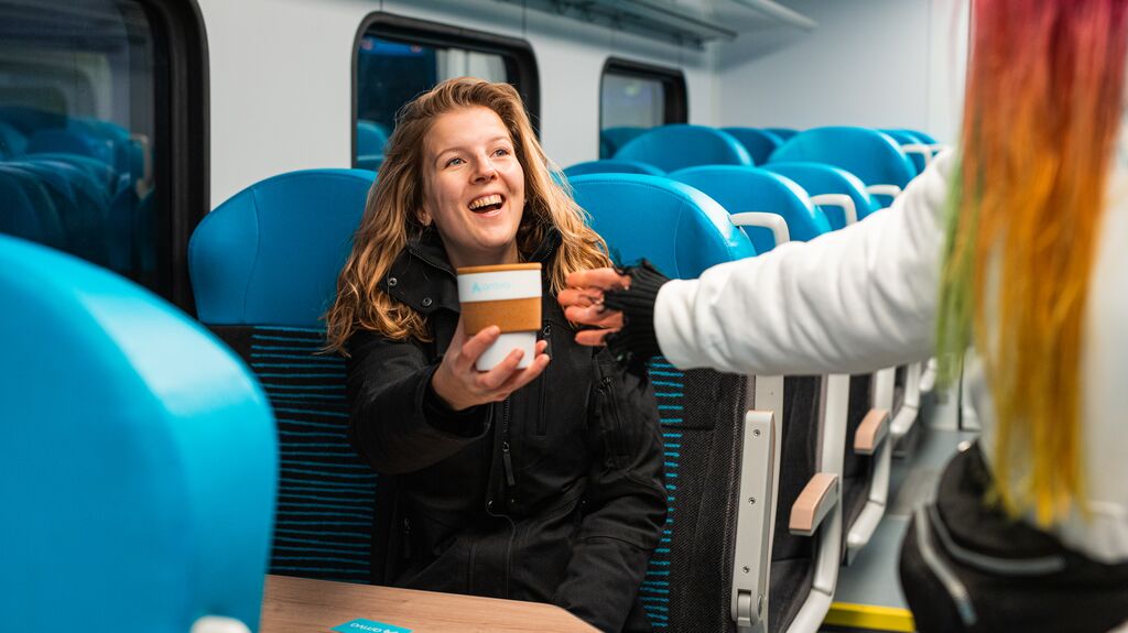 Reiziger neemt koffie in ontvangst