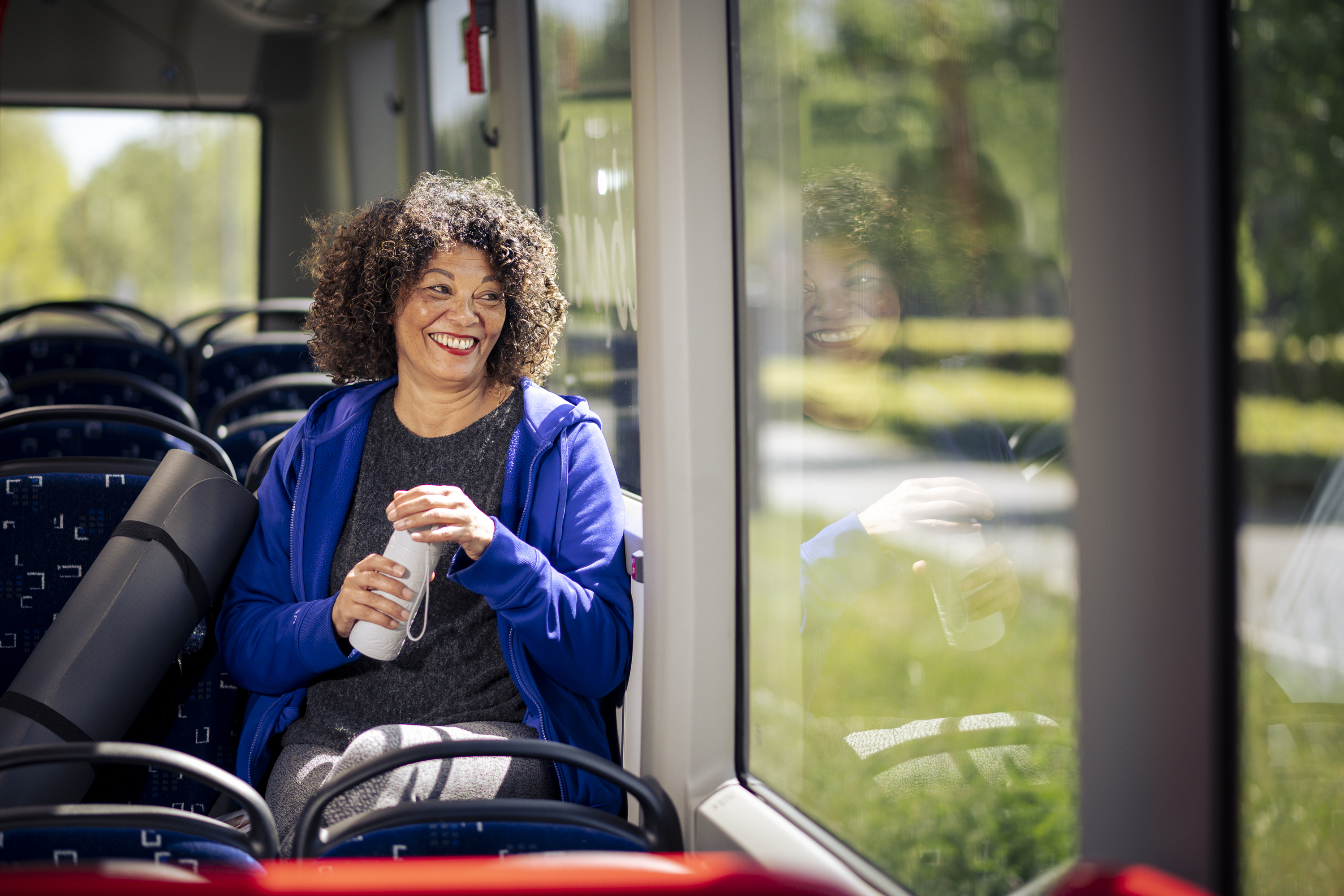 Mevrouw zit in de bus
