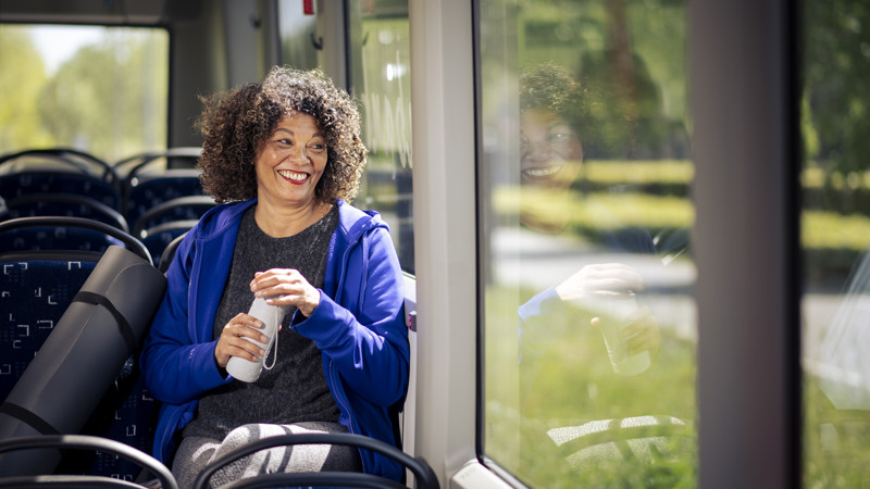 Mevrouw zit in de bus Mevrouw zit in de bus