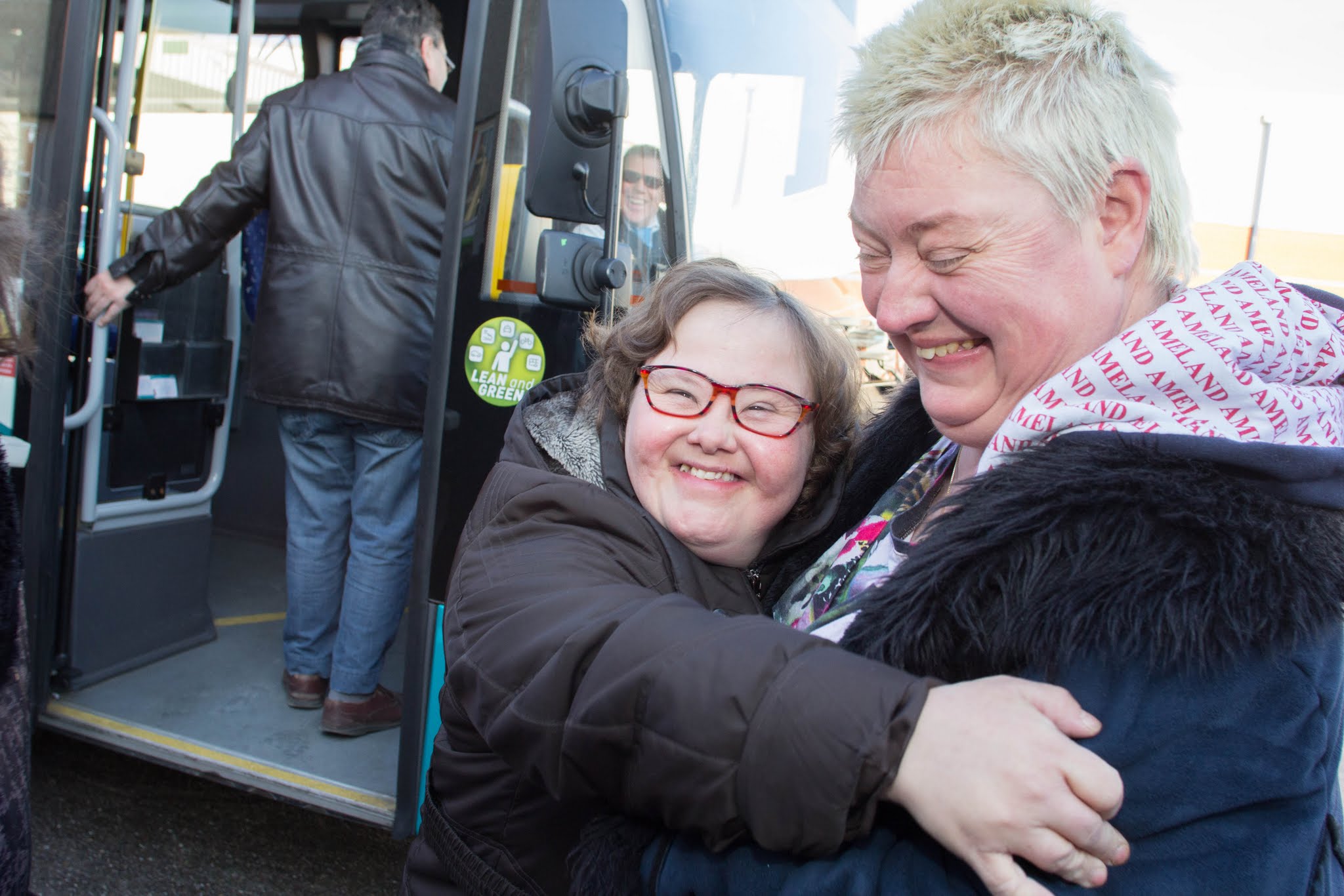 Medewerkers sociale werkplaats omhelzen elkaar