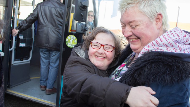 Medewerkers sociale werkplaats omhelzen elkaar Medewerkers sociale werkplaats omhelzen elkaar